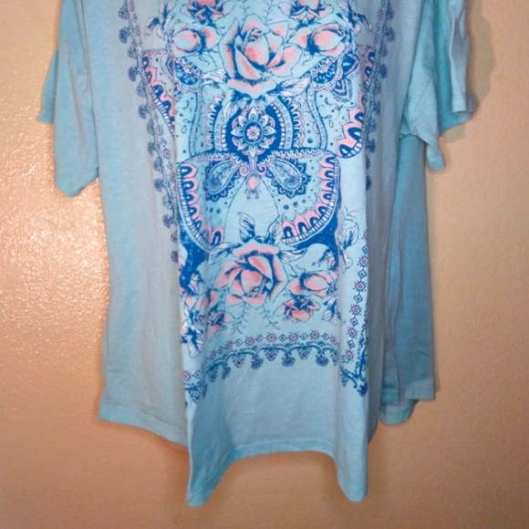 Nwot- Beautiful ladies top - Picture 2 of 2